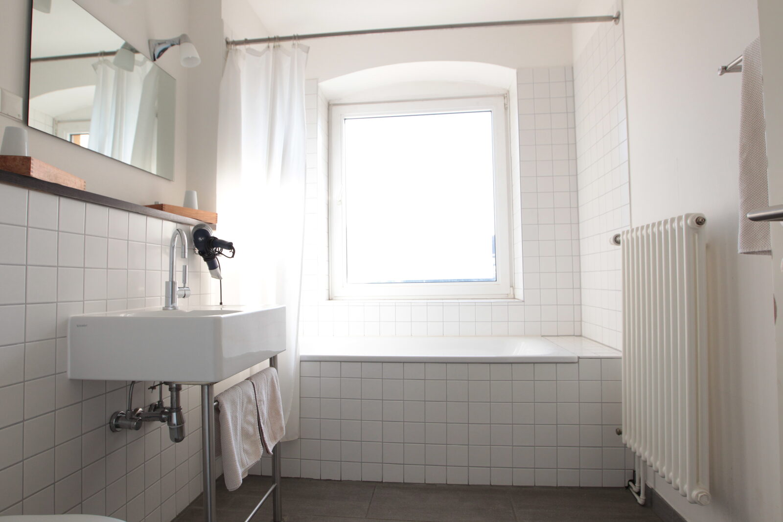 Badezimmer mit Badewanne und Tageslicht