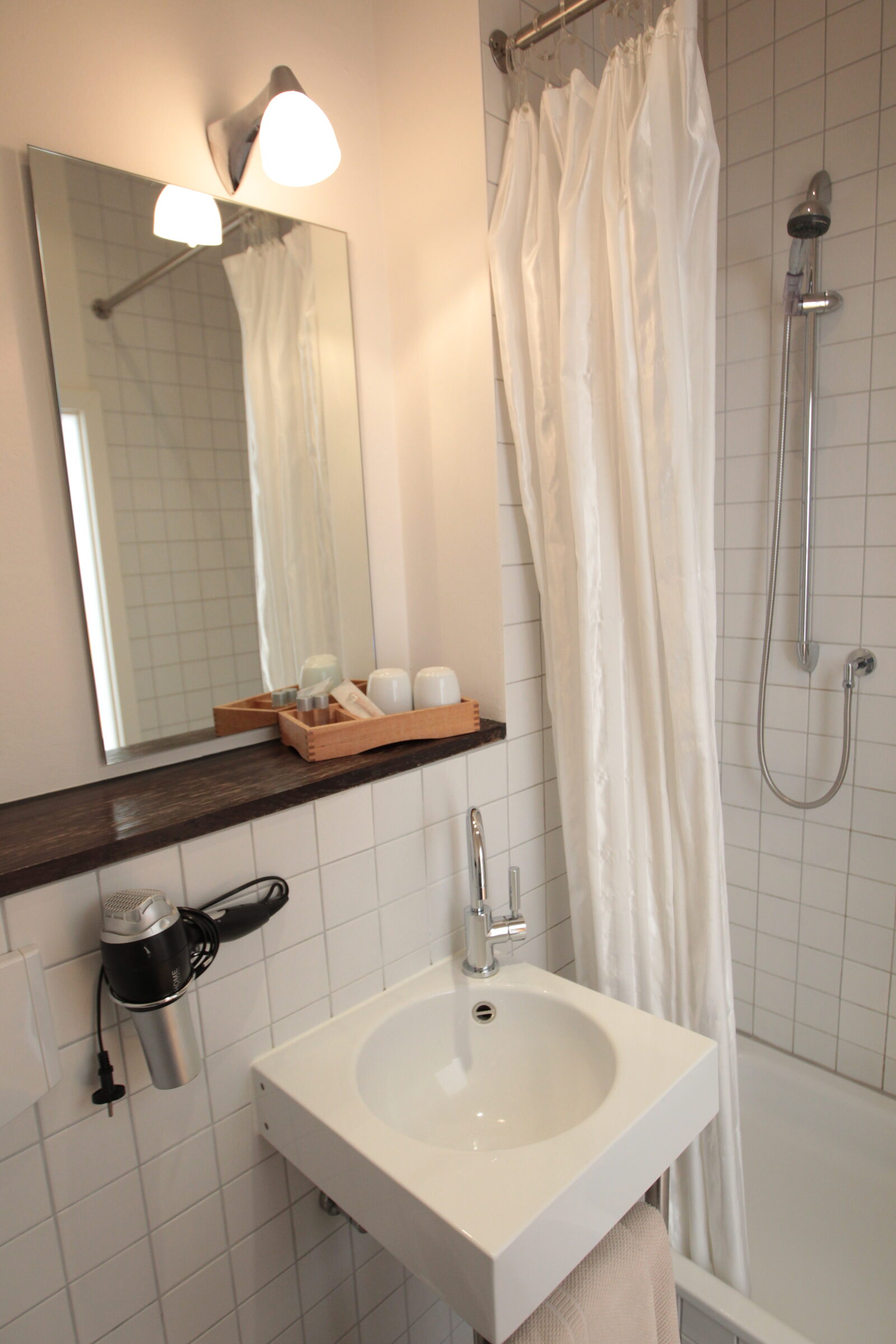 Modernes En-suite-Bad